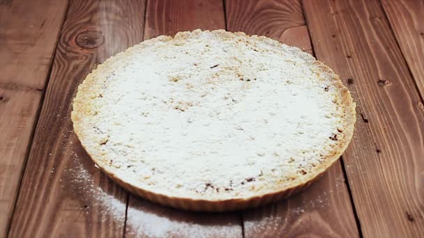 Cook spruzza Cherry Pie con zucchero a velo. La torta è molto bella. Riprese al rallentatore . — Video Stock