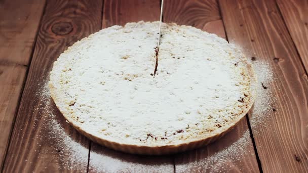 Cook kek bıçak kesiyor. o salim keser. Pasta pudra şekeri ile silkeledi. Çok yakışıklı. — Stok video