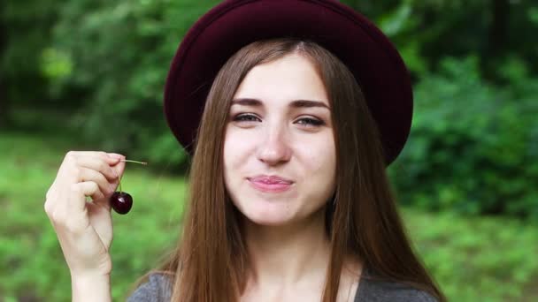 Beautiful Girl Eats a Cherries in the Park. — Stock Video