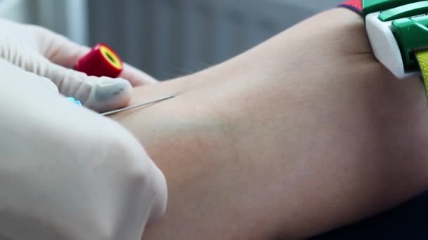 Die Injektionsspritze in eine Vene. Blutentnahme. Bluttests im Labor. — Stockvideo