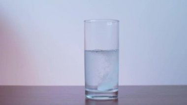Efervesan Tablet bir bardak su içinde. Aspirin. Ağır çekim