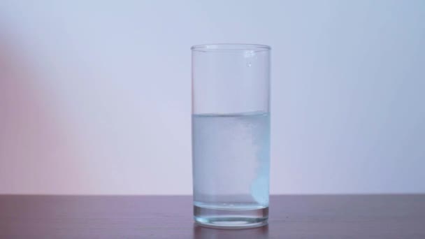 De bruistablet in een glas Water opgelost. Vitaminen. — Stockvideo