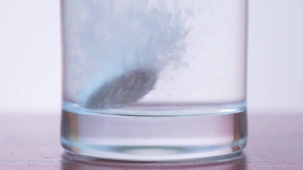 La tablette effervescente dans un verre d'eau. Aspirine . — Video