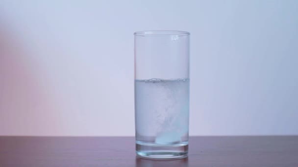 Die Brausetablette in einem Glas Wasser. Aspirin. Zeitlupe — Stockvideo