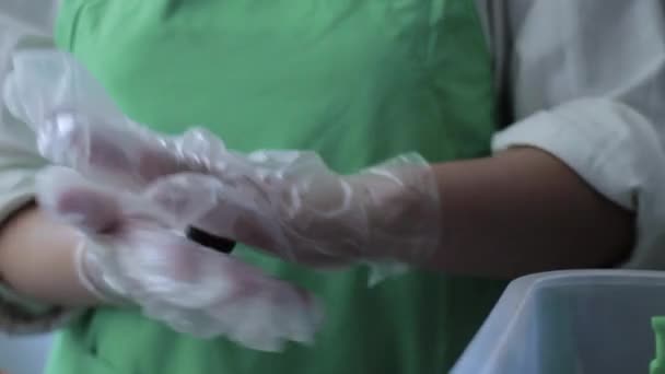 Konfektyr. Kvinna snurrande bollar av choklad. Konditorn förbereder choklad. — Stockvideo