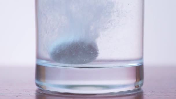 la tablette effervescente dans l'eau. Mouvement lent 