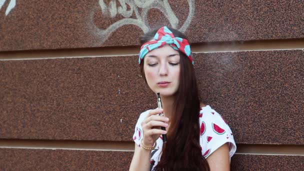 Stilvolles Mädchen raucht elektronische Zigarette. Verdampfen — Stockvideo
