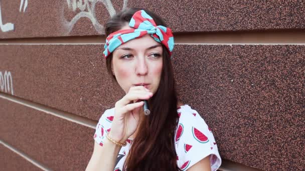Дівчина курить електронну сигарету. вейпінгу — стокове відео