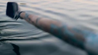 Su üzerinde kürek kürek.