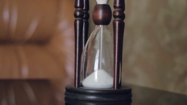 Sablier debout sur une table . — Video