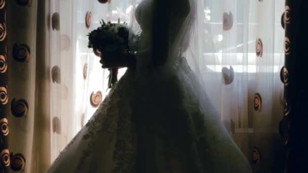 Braut steht im Schatten mit einem Strauß. Hochzeit. — Stockvideo