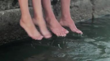 İskelede oturan bir çift.