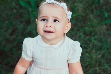 Küçük güzel kız parkta yürüyor. O görünüyor