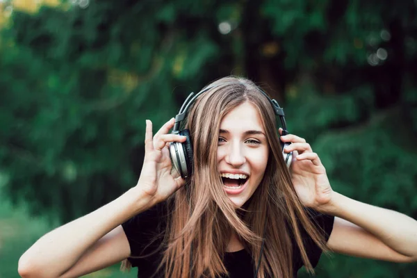 Mutlu kız güler. Komik müzik.