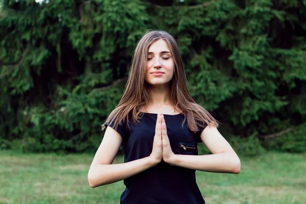 güzel kız yoga yaparken .