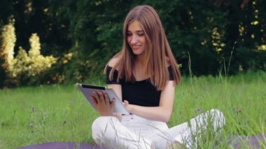 Mutlu kız tablet vasıl çalışır.
