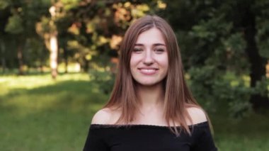 Güzel ve mutlu kız. Güzel gülümsüyor .