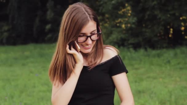 Allegro e bella studentessa parlando al telefono  . — Video Stock