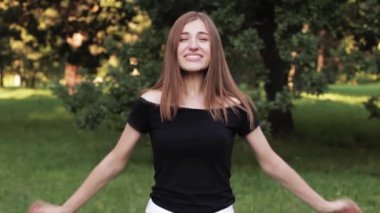 Kız şaşırmış ve çok mutlu. Sevinç için atlama .