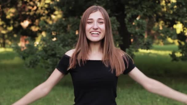 Boldog lány. Ugráló örömében. Lassú mozgás — Stock videók