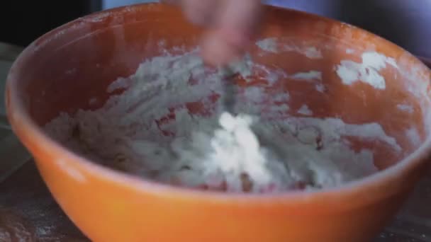 Bäcker knetet den Teig für die Torte. — Stockvideo