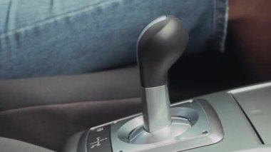 Sürücü bir otomatik şanzıman vites vardiya.
