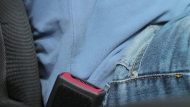 Sürücü arabada oturan emniyet kemeri giymek.