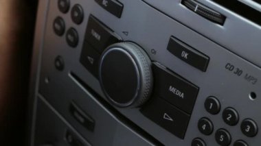 Arabada müzik hacmi artırın.