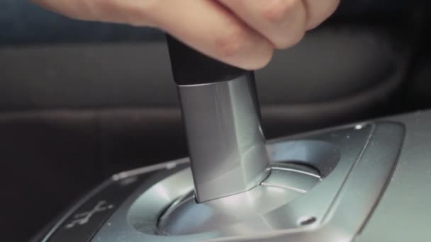De Driver SKIFT redskap på en automatlåda. Närbild. — Stockvideo