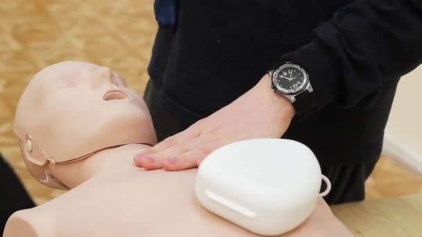 The instructor teaches rescuers. Training in first aid. — Stock Video