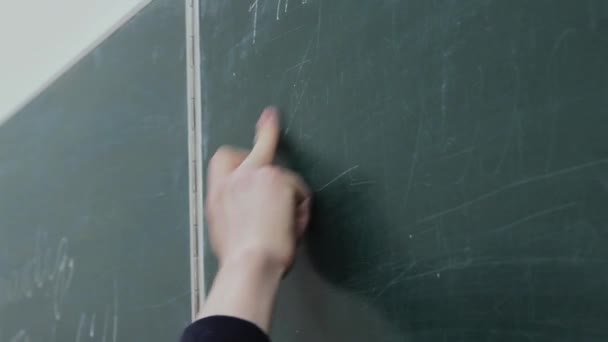 Der Lehrer schreibt auf die Tafel am Kolleg. — Stockvideo