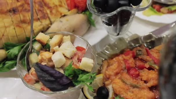 Deliciosa comida en el banquete. Comida en la mesa de bodas. Ensalada, aceitunas, pollo . — Vídeos de Stock