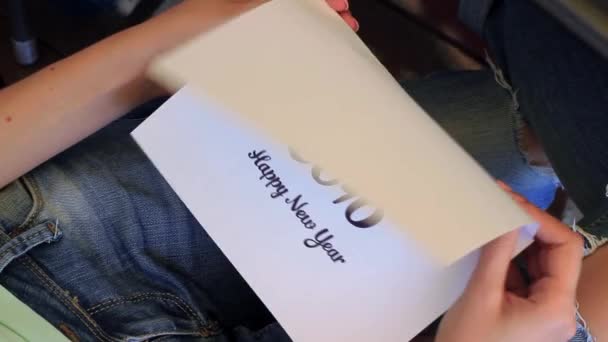 Kadın açar kartı mutlu yeni yıl 2016 yazılı kart. — Stok video