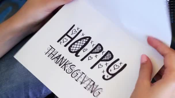 Vrouw opent de Card. Happy Thanksgiving is geschreven in de kaart. — Stockvideo