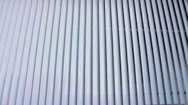 Şık, yakışıklı Hipster şapka yürüyüş aşağı sokak. Arkana dönüp baktığında adam dönüyor.