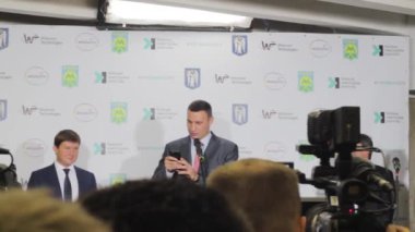 Vitali Klitschko kardeşine Vladimir Klitschko telefonda. Kiev yeraltı basın toplantısı.