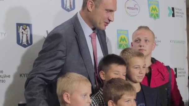 Vitali Klitschko is photographed with the children in the Kyiv metro at the press conference. — Stock Video
