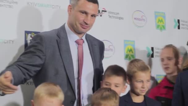 Vitali Klitschko är fotograferad med barn. — Stockvideo