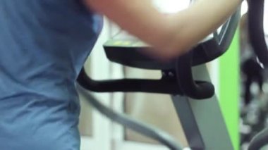 spor salonunda kızı nişanlandı.