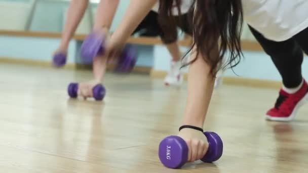 Mädchen üben sich in Fitness. — Stockvideo