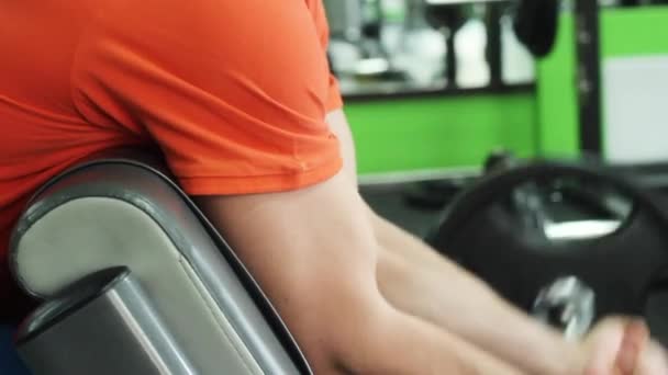 Un hombre fuerte entrenando en el gimnasio . — Vídeos de Stock