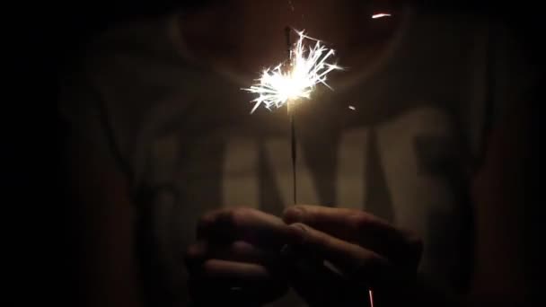 Het meisje houdt een sparkler op Nieuwjaar. — Stockvideo