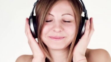 Güzel ve Neşeli kadın kulaklık ve dans müzik dinleme.