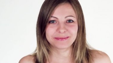 Beyaz Arka Planda Duran Kameraya Gülümseyen Güzel Kız.