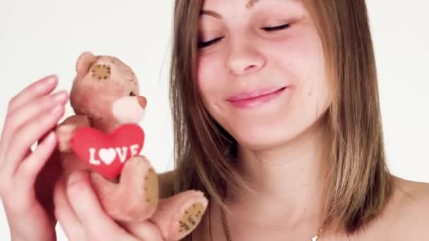 Іграшка ведмідь день Святого Валентина. Подарунок для красивої дівчини. — стокове відео