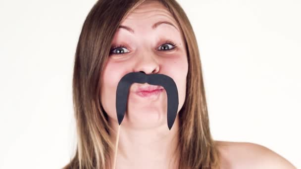 Funny Girl con un bigote hamming a la cámara . — Vídeos de Stock