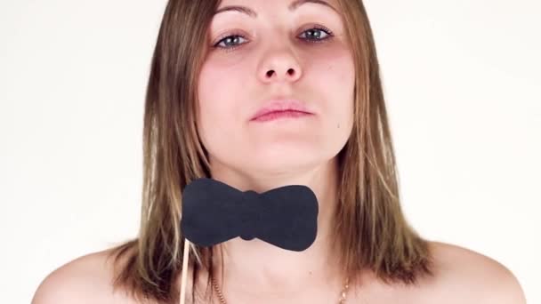 Funny chica con Bowtie hamming a la cámara . — Vídeos de Stock