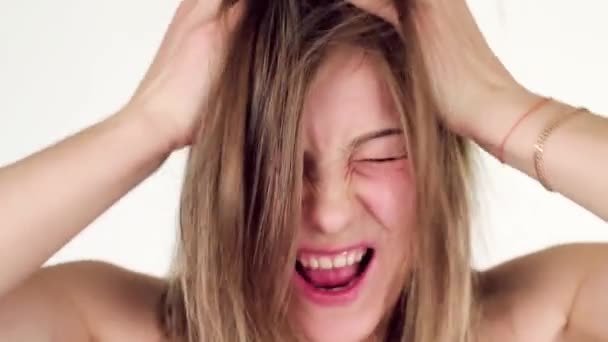 Beautiful woman scratching her head. — Stockvideo