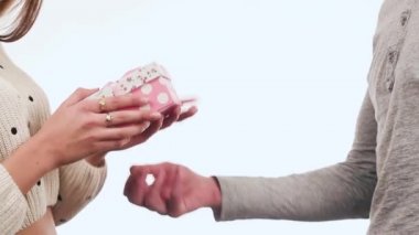 Yakışıklı Adam Güzel Bir Kız Hediye Verir. Cep telefonundan çıkıyor. Çok mutlu. Sevgililer Günü