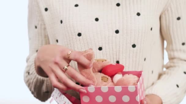 Güzel ve sevimli kız bir hediye açılır. Kutusu şirin oyuncak ayı. O çok mutlu. Mutlu ediyor ve gülüyor. — Stok video